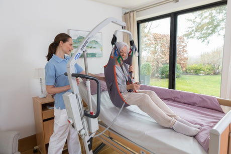 Transfert d'un patient au lit avec Invacare Birdie Evo 180