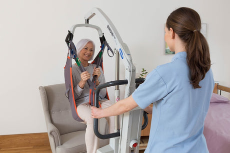 Transfert d'un patient au fauteuil avec Invacare Birdie Evo 180