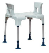 Configuration avec tabouret de douche avec accoudoirs 