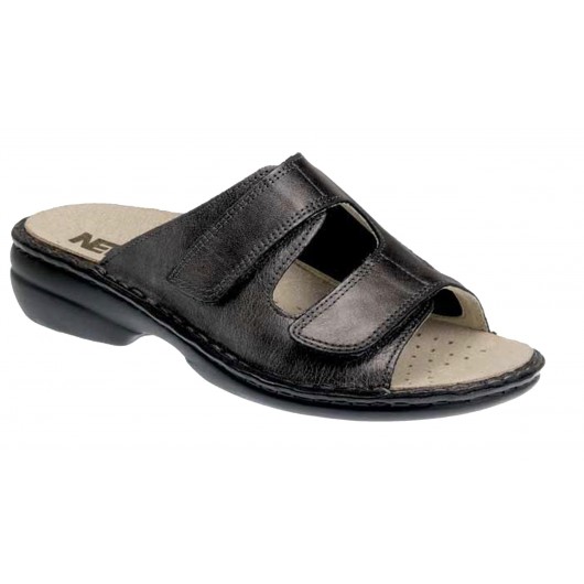 Chaussures orthopédiques ouvertes sales